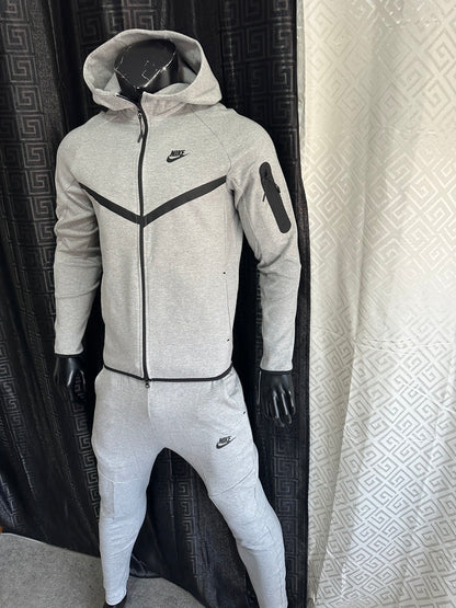 CHÁNDAL NIKE TECH GREY 2025