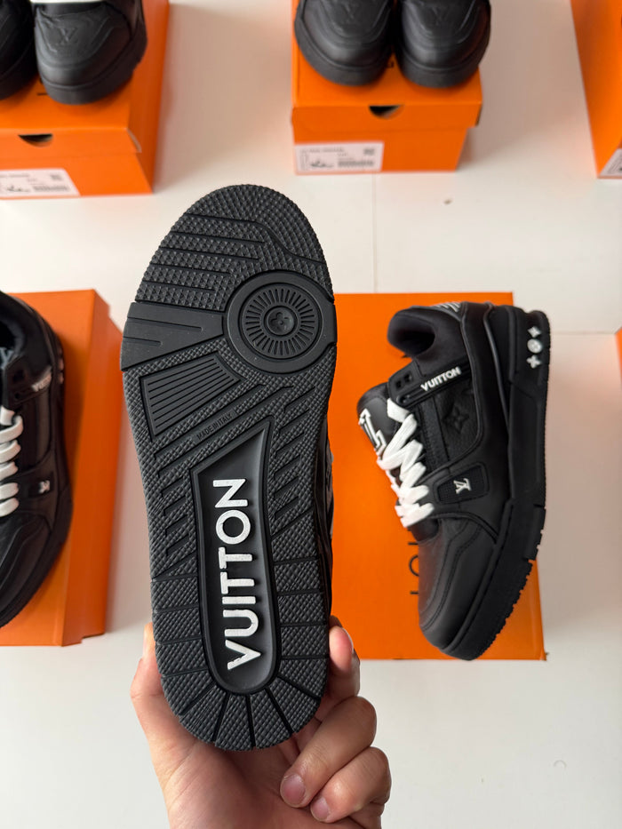LOUIS VUITTON TRAINER full black white 🖤🤍🖤🤍

La mejor calidad del mercado 

Toop toop la calidad del producto

*MAXIMOS DETALLES, con maximos acabados igual que la original* 💯💯💯💯💯