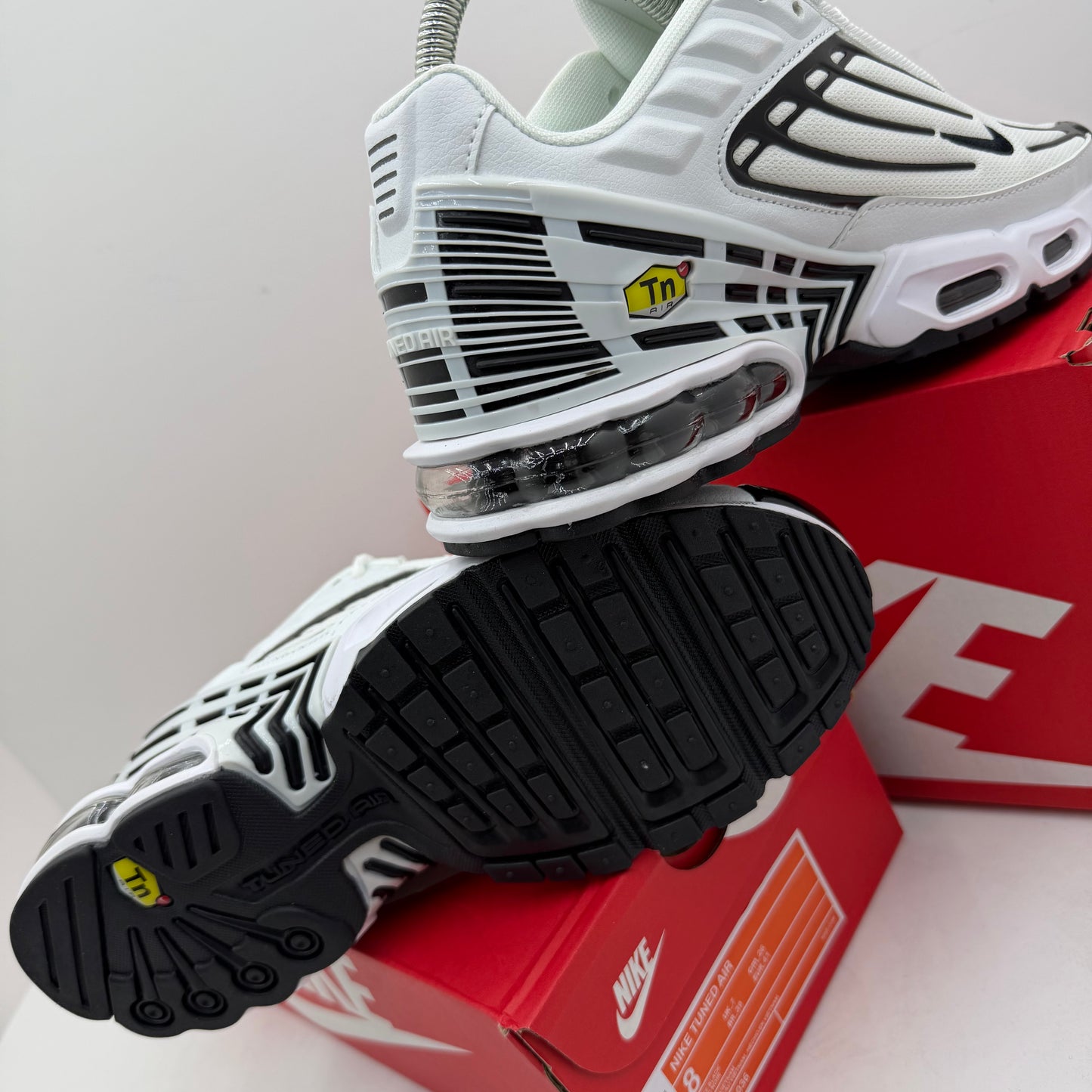 NIKE TUNED BLACK/WHITE