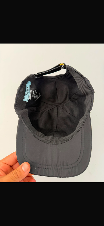 🔥 GORRA PRADA MILANO BLACK ✅ CALIDAD PREMIUM ‼️ UNIDADES LIMITADAS