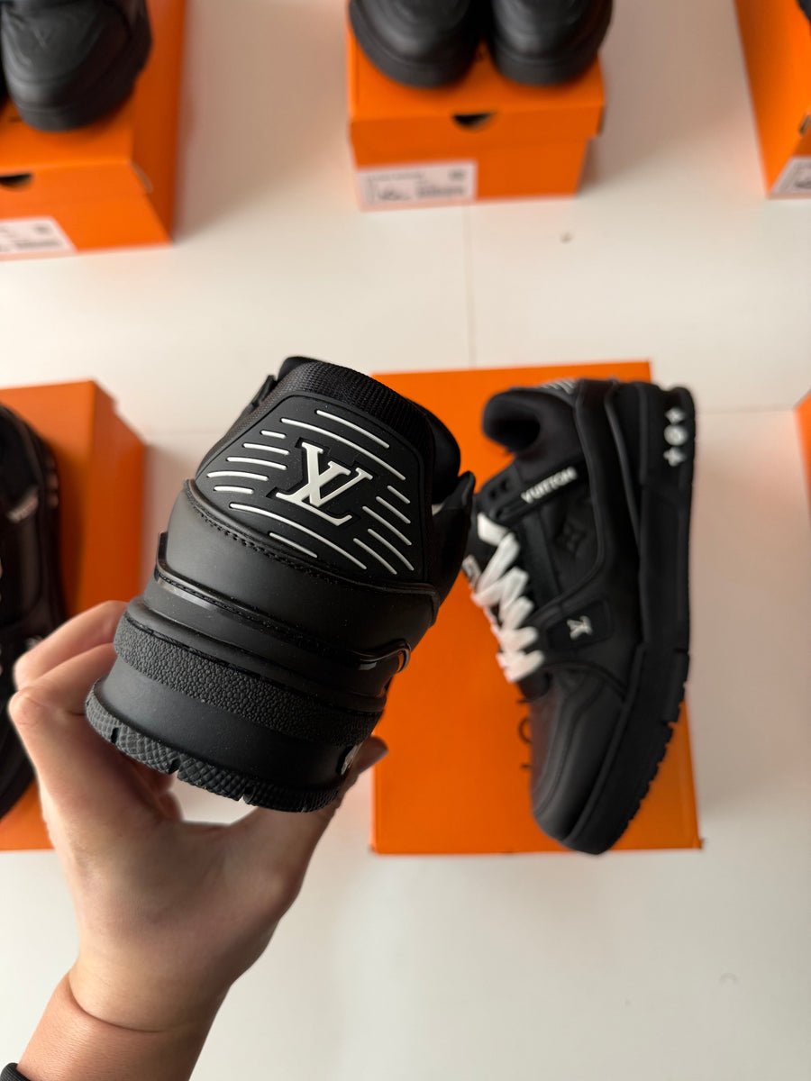 LOUIS VUITTON TRAINER full black white 🖤🤍🖤🤍

La mejor calidad del mercado 

Toop toop la calidad del producto

*MAXIMOS DETALLES, con maximos acabados igual que la original* 💯💯💯💯💯