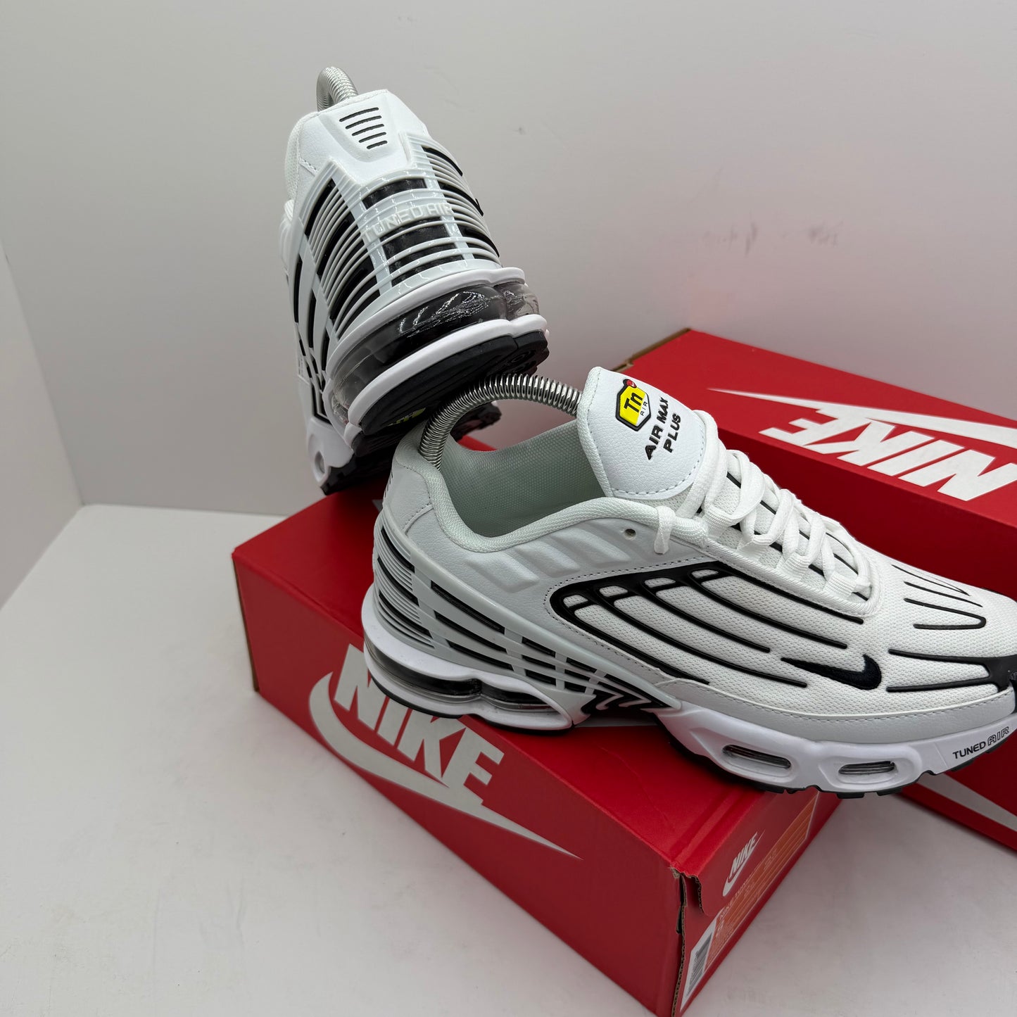 NIKE TUNED BLACK/WHITE