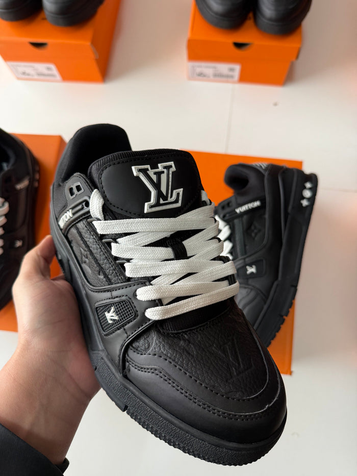 LOUIS VUITTON TRAINER full black white 🖤🤍🖤🤍

La mejor calidad del mercado 

Toop toop la calidad del producto

*MAXIMOS DETALLES, con maximos acabados igual que la original* 💯💯💯💯💯