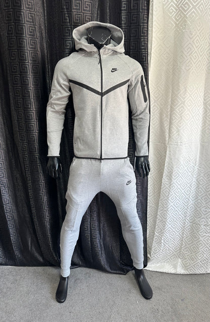 CHÁNDAL NIKE TECH GREY 2025